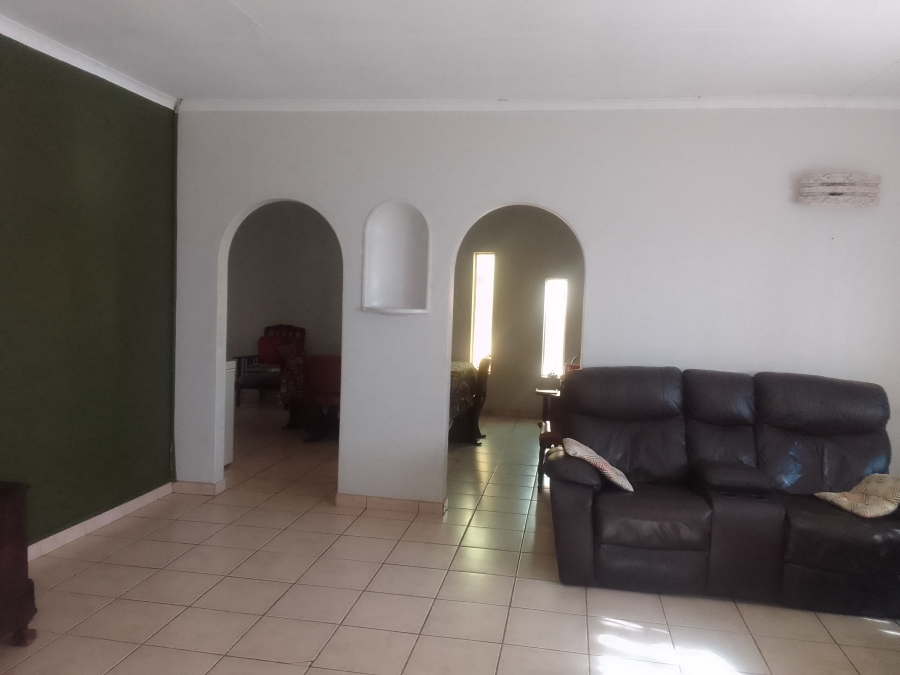 To Let 4 Bedroom Property for Rent in Geelhoutpark North West